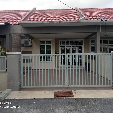 Maryam Homestay Jertih Екстер'єр фото
