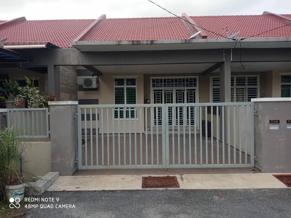 Maryam Homestay Jertih Екстер'єр фото